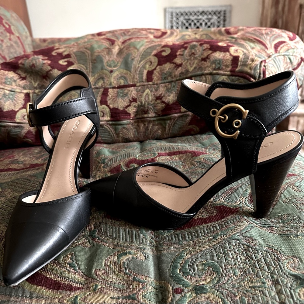 Coach Wren Pump size 9.5. Black leather with cone heel. Logo buckle.